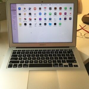 Apple 13” MacBook Air 2017, 1.8 GHz Intel Core 15 Dual Core Processor